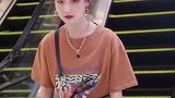 电梯上下来一个丸子头的，这身打扮也太可爱了吧