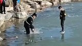 男孩冰面玩耍被困，民警踏入冰湖抱回被困孩子