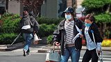 当拄着拐杖的她不小心跌倒，没想到有人主动将她背起！