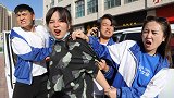 女劫匪被熊孩子套路，钱没要到车还赔了，什么鬼？