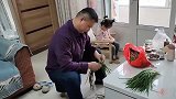 爸妈吵架，2岁萌娃立马上前保护爸爸，与妈妈对峙放狠话，不得了