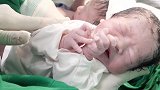 产房实拍刚出生的双胞胎婴儿，护士一人抱一个，好可爱