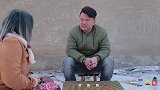 骗子摆摊10元一次猜麻将，没想到姑娘一招把他赢惨，太厉害了