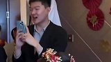 新郎的朋友是侦察兵出身，分分钟找到婚鞋，新郎乐开花了