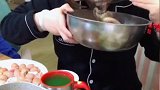 端着盆子吃八爪鱼，小姐姐你这样吃，不觉得恶心吗