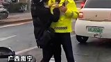 女子骑电动车追尾后抗拒执法，当街扯交警衣服撒泼