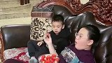 一个敢吃一个敢接，姐弟俩这一幕，咱也不敢说咱也不敢问！