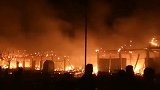丽江泸沽湖码头起火 烧毁15间烧烤摊房屋