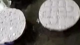 像踩着芝麻煎饼走路，有些不忍心。