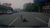 用生命碰瓷！广东一男子车流中连续翻滚 抓准机会就猛往车上扑