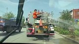 路上偶遇洒水车，环卫大姐是个明白人！