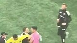 球迷拍到苏亚雷斯愤怒吐口水，随后喋喋不休推搡工作人员
