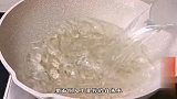 炒包菜时，万万不要直接下锅炒，很多人一直炒错了，难怪不好吃