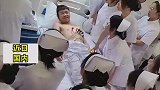 医学男生被当作观察对象，被一群女生围观