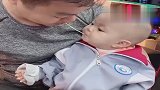 宝宝不吃，爸爸无奈时使出这招，看完憋住别笑