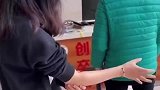 女子吃野生菌致幻，就医路上出现怪异举动