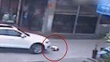 浙江一3岁男童蹲地玩耍 小车从其身上驶过竟奇迹生还