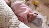 小宝宝喝奶前后变化真大，妈妈更喜欢喝奶后的宝宝，十分乖巧可爱