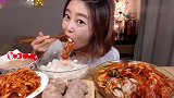 妹子吃泡菜猪肉，直接一口塞满，要多好吃有多好吃