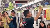 男生在阿根廷坐地铁感觉很熟悉，仔细一看原来是中国制造