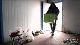 西藏天黑后风大又冷，自驾游为省钱，只有躲进破房子做饭