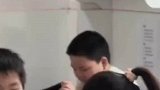 学生课间的迷惑行为，老师我好像影响了他的表演