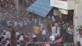 印度式“泼水节”数万村民涌上街头，互相扔牛粪，场面犹如战场