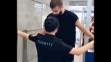 巴萨全队都是舞王？ 皮克跳舞式过安检也是活久见了