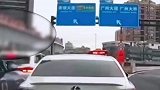 这样都敢插队，这车主是个狠人