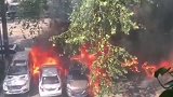 湖南岳阳一变压器突发起火 附近数台车辆被烧毁