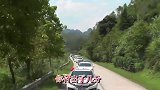 广东一帅哥迎亲，红地毯铺到山脚下，新娘进家时脖子上挂满红包