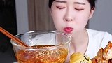 韩国美女吃辣拌面饺子，这待遇太好了！