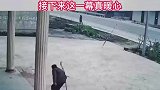 监控下的一幕！老人在自家台阶不慎摔倒，接下来这一幕真暖心