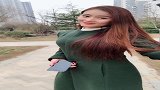 长发美女，穿着绿色大衣，端庄大方！