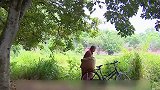 男人见孤坟无人问津，于是便好心祭拜，不料墓主人竟是送财童子