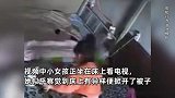 吹风机在床上起火引燃被褥，2岁半女童秀教科书式操作，看呆网友