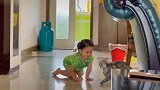 小女孩和猫咪玩耍，不料被猫抓了一下，瞬间哭着去找妈妈