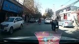 这种路上玩超车，车祸后我真想给自己两耳光