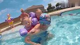 五胞胎游泳池玩耍，小可爱争着要爸爸背着在水里跑，好宠娃的爸爸