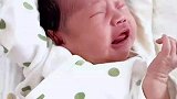 刚出生的宝宝对自己下狠手，长大肯定是个狠人！