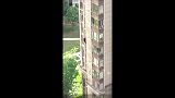 比极限运动更惊心！八旬老人徒手从楼外15层爬到5层
