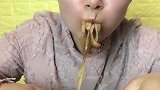 咬一口就喷油，给钱我都不吃了，这美女太拼了
