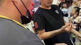一分钟内吃完面包奖励百元