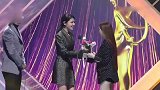 永远的少女时代，秀英为泰妍颁奖获泰妍送花