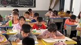 班里的卧龙凤雏一个擦不掉一个睡不醒