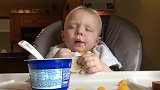 萌娃吃东西，前一秒还在吧唧吃正香，后一秒瞬间入睡了