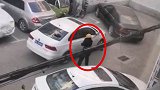 大妈持铁锹怒砸违停车：我患癌症，它违停3天让我错过专家会诊