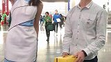 小姐姐弯腰和粉丝合影修养源自内心