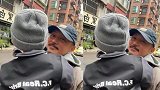 余文乐带儿子买早餐 Cody背影呆萌走路姿势可爱