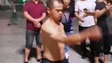 男子用棒球棍砸击头部，惊呆路人
